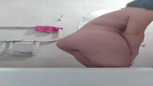 В узбекском видео молодая девушка показала себя голышом